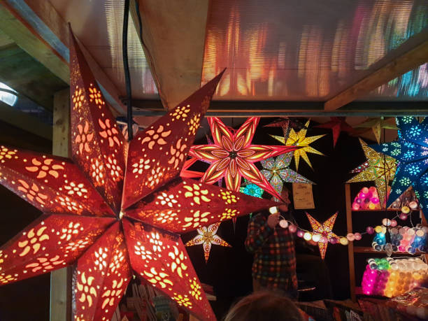 las lámparas de papel en forma de estrella se sombrean en un puesto en un mercado de navidad cerca de la estación de tren de liverpool lime street - st georges hall fotografías e imágenes de stock