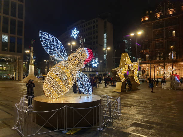 luci di natale dell'ape di manchester che illunina piazza san pietro nel centro di manchester. - st peters square foto e immagini stock