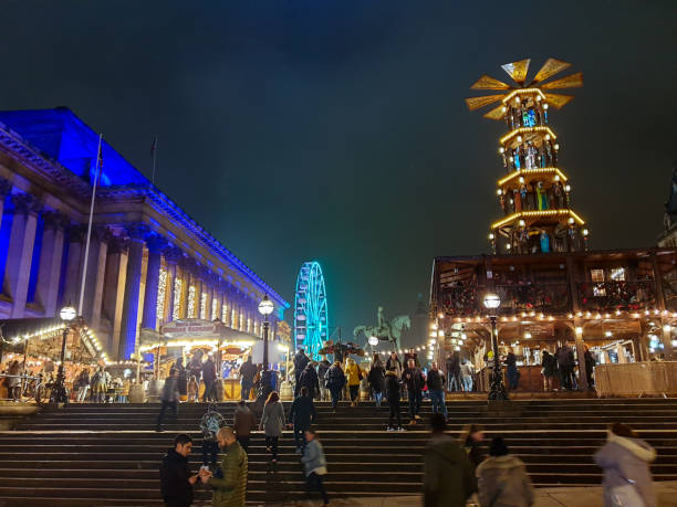 hermosa escena festiva en un mercado de navidad cerca de la estación de tren de liverpool lime street - st georges hall fotografías e imágenes de stock