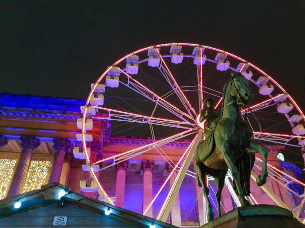 hermosa escena festiva en un mercado de navidad cerca de la estación de tren de liverpool lime street - st georges hall fotografías e imágenes de stock