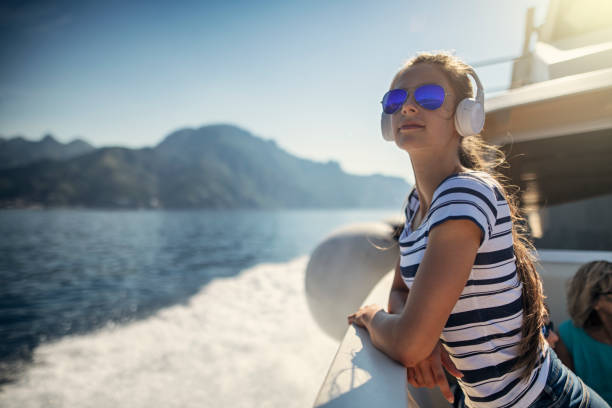 nastoletnia dziewczyna podróżująca łodzią w pobliżu wybrzeża amalfi, włochy - passenger craft audio zdjęcia i obrazy z banku zdjęć