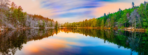 panorama lacuscuste autunnale - lake summer beach nautical vessel foto e immagini stock