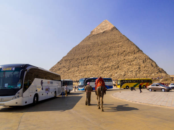 pyramides de gizeh, egypte - africa archaeology architecture bedouin photos et images de collection