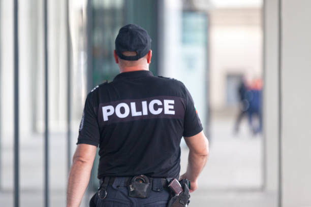 poliziotto in pattuglia a sofia - bg foto e immagini stock