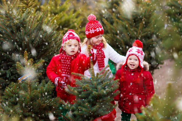 istock Kids buying Christmas tree 1192368315