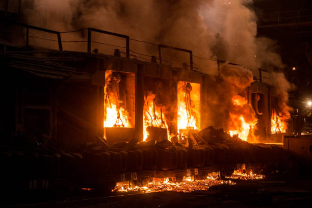 accidente en una acería - glowing metal industry iron industry fotografías e imágenes de stock