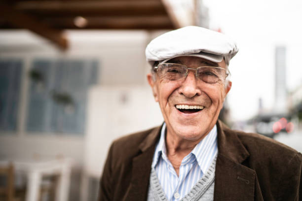 retrato de un hombre mayor en la calle - clothing satisfaction enjoyment day fotografías e imágenes de stock