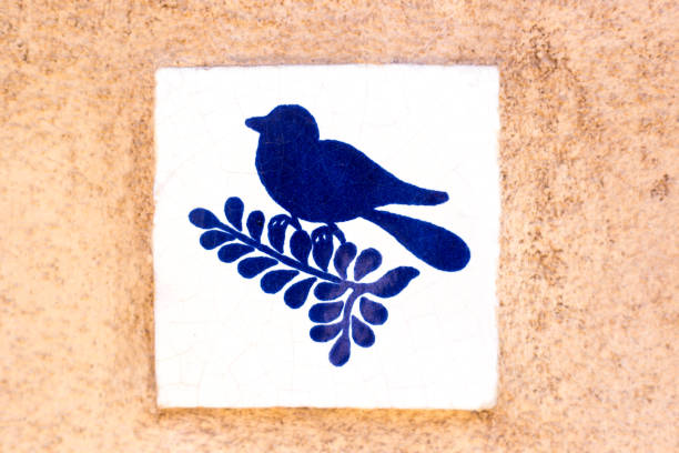 estilo santa fe: azulejo antiguo mexicano de talavera, pared de adobe - pájaro azulejo fotografías e imágenes de stock