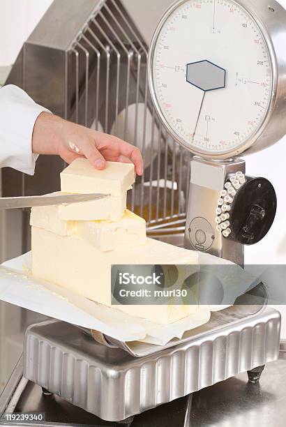 Ciasto Szefa Kuchni Który Przygotowuje Ciasto - zdjęcia stockowe i więcej obrazów Ciastko - Ciastko, Deser, Fartuch