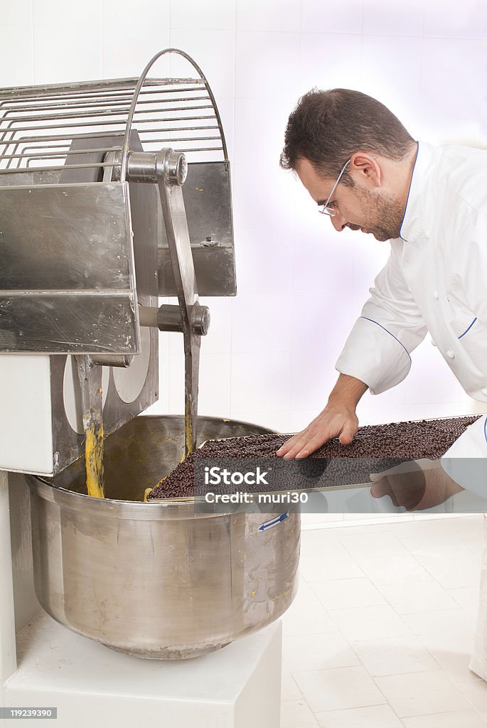 Konditor, die kreiert die Hochzeitstorte - Lizenzfrei Backen Stock-Foto