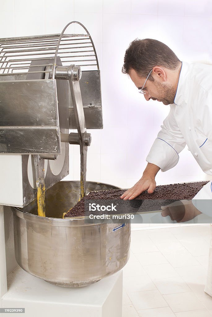 Шеф-кондитер, готовит торт - Стоковые фото В помещении роялти-фри
