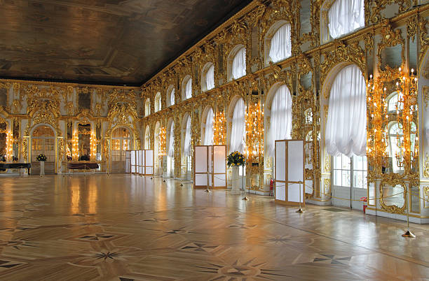 katharinenpalast hall, tsarskoe selo (puschkin), russland. - domestic room palace chandelier nobility stock-fotos und bilder