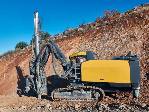 la plataforma de perforación amarilla está perforando agujeros durante las operaciones de perforación de pozos de granallado - drill mining rock borehole fotografías e imágenes de stock