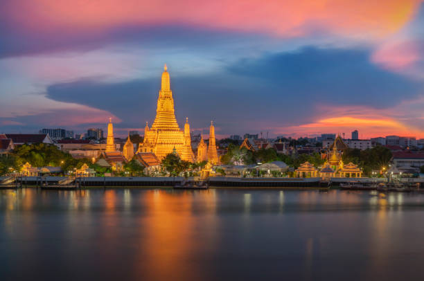 monumento wat arun en la ciudad de bangkok, tailandia - bangkok fotografías e imágenes de stock