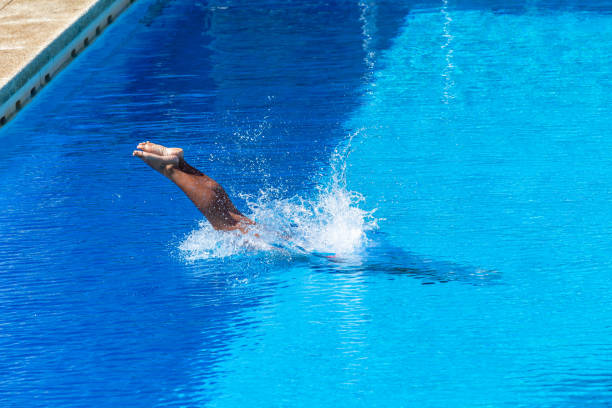 mädchen tauchen schwimmbad halb im freien - hechten stock-fotos und bilder