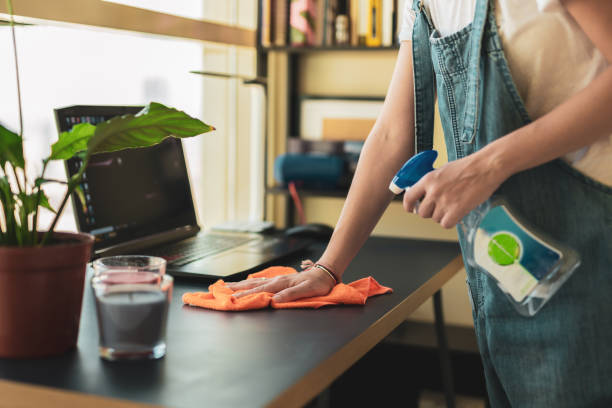 молодая горничная чистит рабочий стол - chores wood wet indoors стоковые фото и изображения