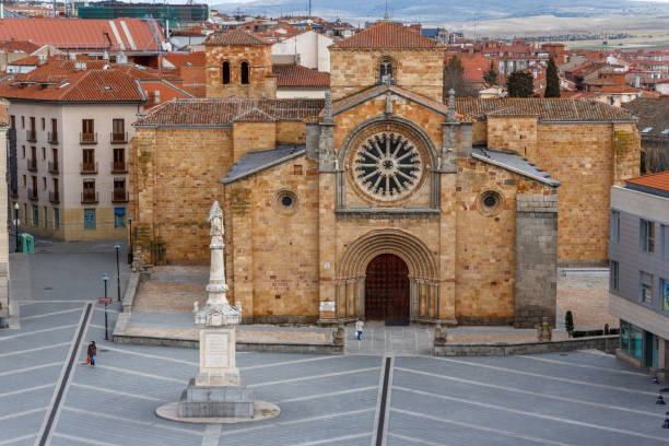 gotische kirche im historischen zentrum von avila, spanien - travel avila castilla y leon spain stock-fotos und bilder