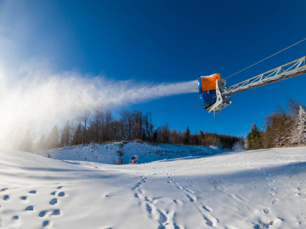 fabricación de nieve por cañón de nieve en la estación de esquí de jaworzyna mountain. krynica-zdroj resort, polonia. - mountain winter season machine snow making machine fotografías e imágenes de stock