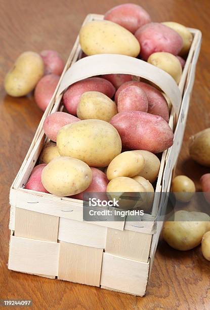 Rote Und Weiße Biokartoffeln Stockfoto und mehr Bilder von Rote Kartoffel - Rote Kartoffel, Tisch, Braun