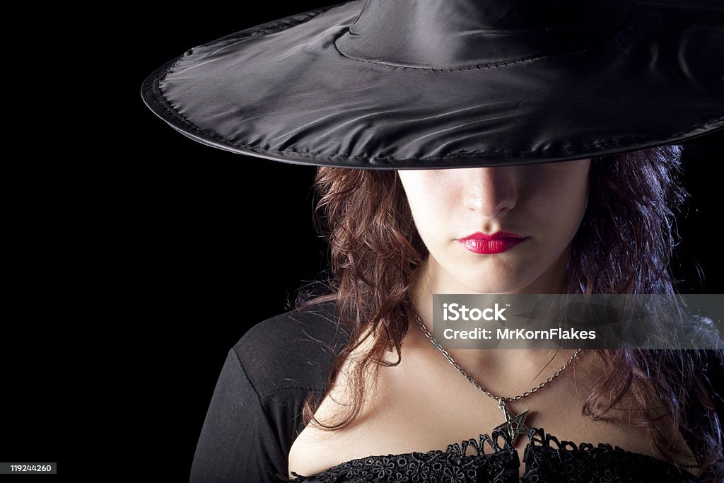 Bella strega primo piano - Foto stock royalty-free di Cappello da strega