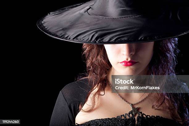 Bella Strega Primo Piano - Fotografie stock e altre immagini di Cappello da strega - Cappello da strega, Donne, Solo una donna