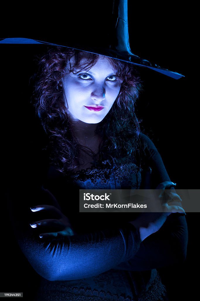 Bella strega in luce blu - Foto stock royalty-free di 20-24 anni