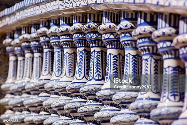 Ceramica Balaustrata - Fotografie stock e altre immagini di Balaustrata - Balaustrata, Bianco, Blu