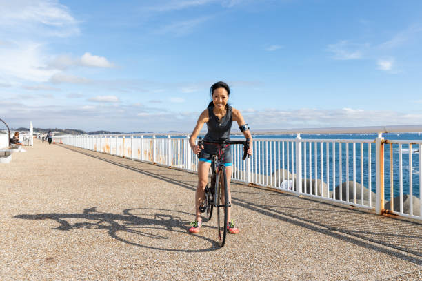 kobieta na rowerze szosowym - mental health women asian ethnicity bicycle zdjęcia i obrazy z banku zdjęć