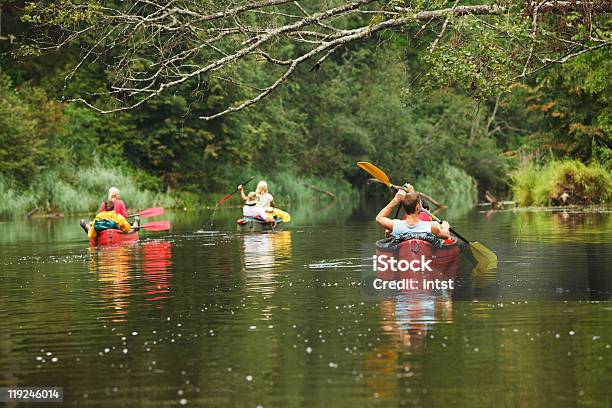 Menschen Bootsfahrten Auf Dem Fluss Stockfoto und mehr Bilder von Kajak - Kajak, Fluss, Kanu