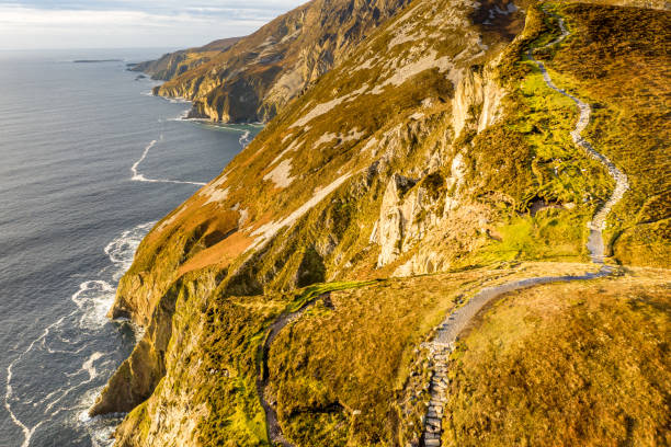 il fiume glen e le cascate di carrick nella contea di donegal - irlanda - cliffs of moher county clare cliff republic of ireland foto e immagini stock