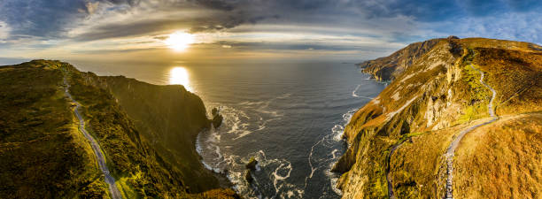 aerial of slieve league cliffs gehören zu den höchsten meeresklippen europas, die sich auf 1972 fuß oder 601 meter über dem atlantischen ozean erheben - county donegal, irland - republic of ireland cliffs of moher panoramic cliff stock-fotos und bilder