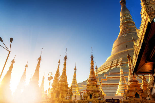 shwedagon paya pagode myanmer famoso lugar sagrado e ponto turístico. yangon - shwedagon pagoda yangon sunset pagoda - fotografias e filmes do acervo