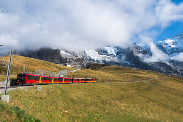 escénicos alpes suizos y tren rojo 2 - eiger switzerland mountain sport fotografías e imágenes de stock