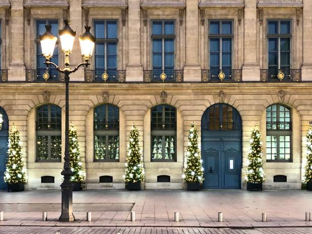 christmas tree on place vendôme in paris - luxury illuminated ornate christmas decoration photos et images de collection