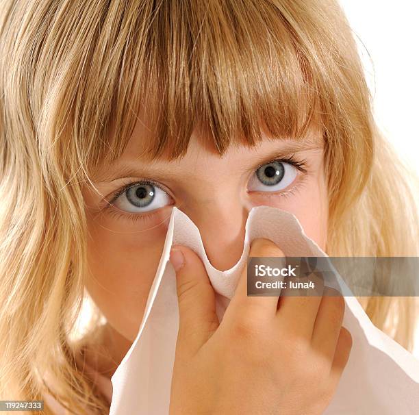 Dziewczynka Z Chusteczka Do Nosa - zdjęcia stockowe i więcej obrazów Alergia - Alergia, Choroba, Chusteczka do nosa