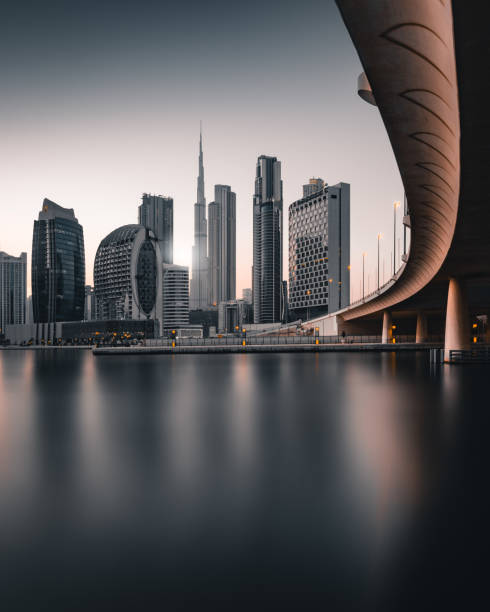 business bay vue dubaï - night cityscape dubai long exposure photos et images de collection