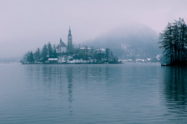l'hiver au lac saigné. église sur l'île - castle slovenia winter snow photos et images de collection