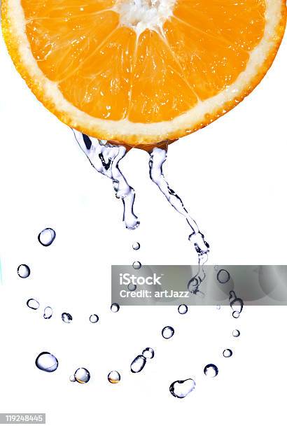 Organizadas De Água Gotas Na Fatia De Laranja - Fotografias de stock e mais imagens de Alimentação Saudável - Alimentação Saudável, Arranjar, Azul