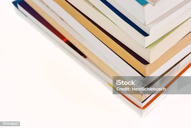 Libri Impilati - Fotografie stock e altre immagini di Attrezzatura - Attrezzatura, Bianco, Biblioteca