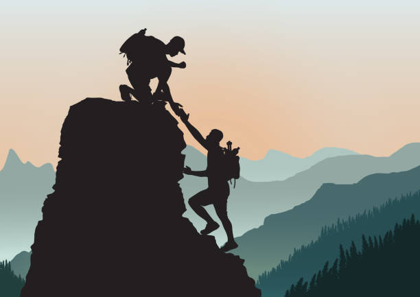 ilustrações, clipart, desenhos animados e ícones de silhueta de dois povos que escalam a montanha que ajuda-se no fundo rochoso das montanhas, ajudando a mão e a ilustração do vetor do conceito do auxílio - silhouette landscape cliff mountain