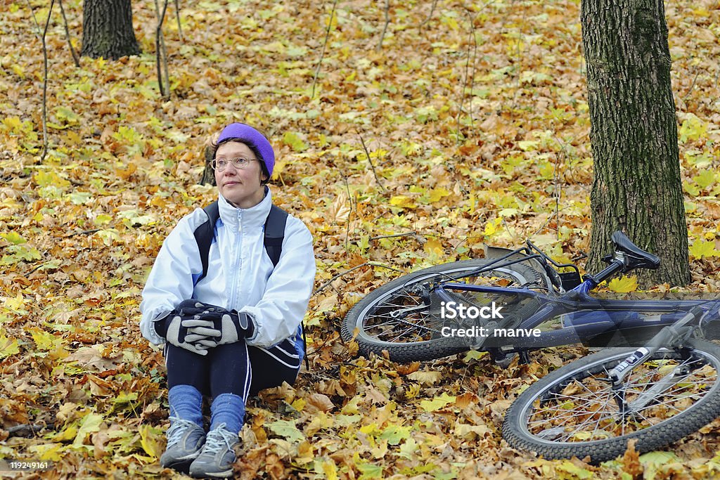 Gehen Sie auf einem Fahrrad in autumn wood - Lizenzfrei Ahornblatt Stock-Foto