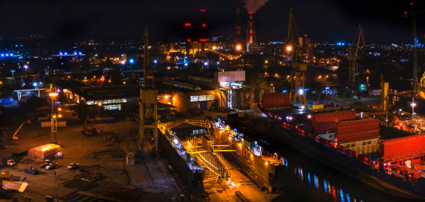 night panoramic ship yard - industrial ship shipping painting repairing imagens e fotografias de stock