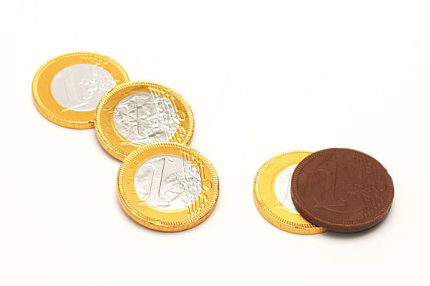 euro chocolate envolvidas em metal de folha de alumínio - chocolate coins imagens e fotografias de stock