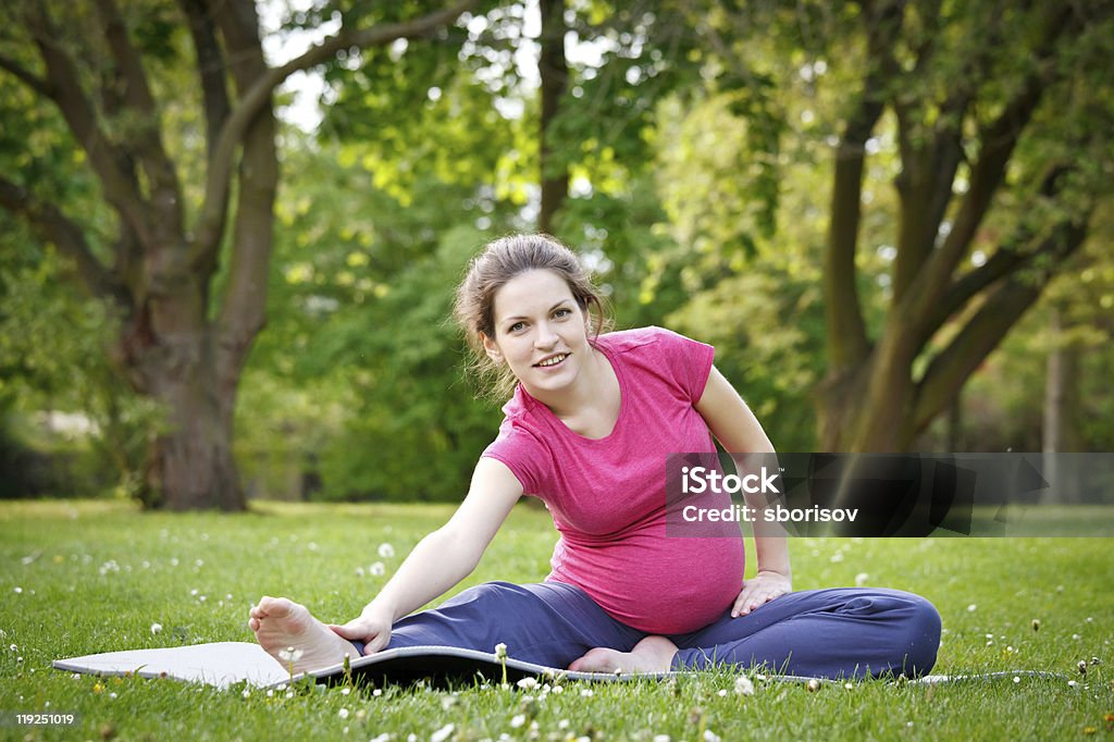 임신한 여성 park - 로열티 프리 갈색 머리 스톡 사진