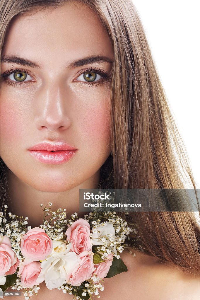 Bellezza con collana a fiori - Foto stock royalty-free di Adulto