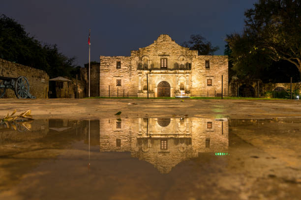 vista de ángulo bajo del san antonio alamo reflejado en el charco de lluvia - guard post fotografías e imágenes de stock