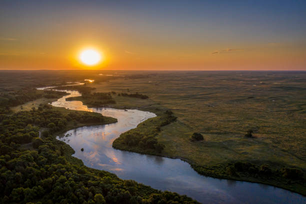 lever de soleil sur dismal river dans les sandhills du nebraska - nebraska midwest usa farm prairie photos et images de collection