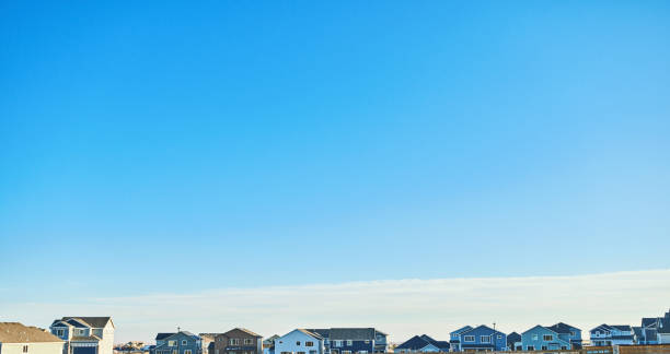 fundo residencial da carcaça com telhados múltiplos - clear sky residential district house sky - fotografias e filmes do acervo