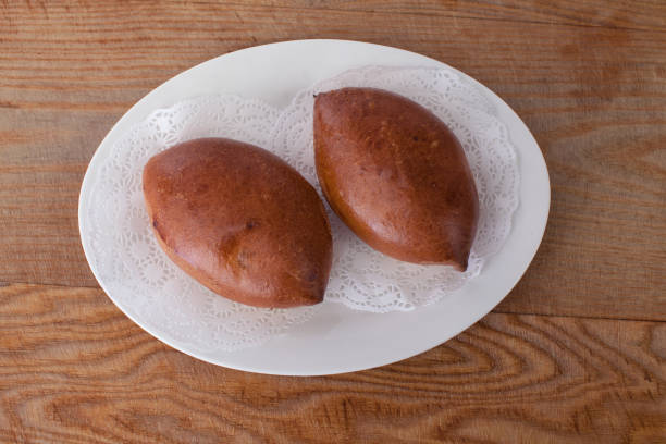 due torte fresche su una tavola di legno - apple and currant bread foto e immagini stock