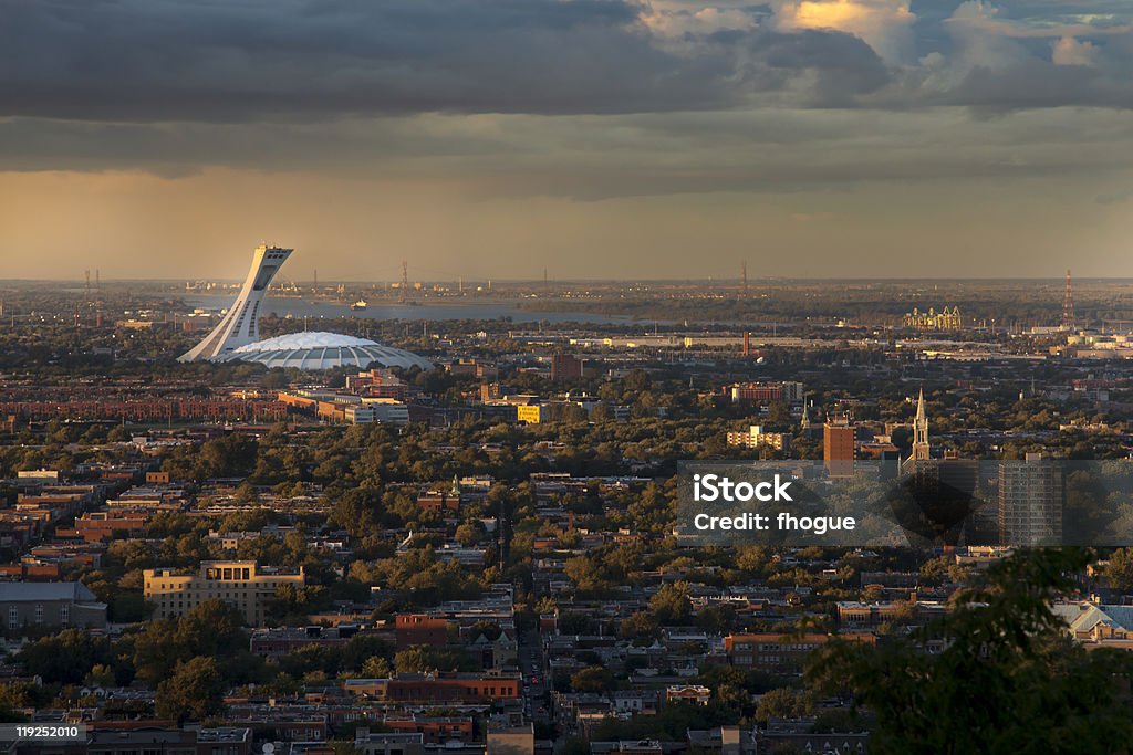 Estadio Olímpico, visto desde el Mont-Royal, Montreal - Foto de stock de Montreal libre de derechos